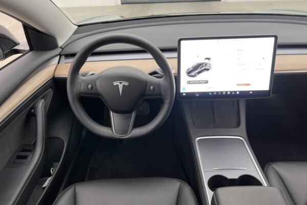 Tesla Model 3 Long Range AWD - Image 9
