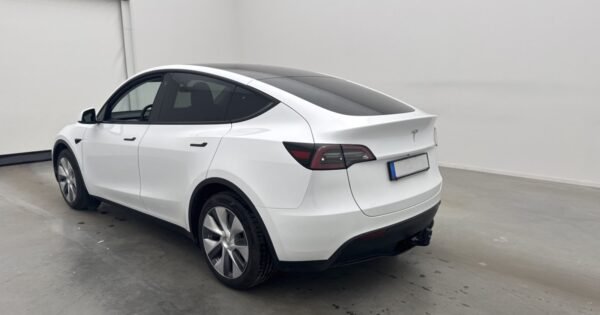 Tesla Model Y Standard Range - Image 6