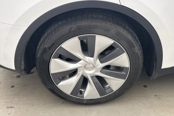 Tesla Model Y Standard Range - Image 10