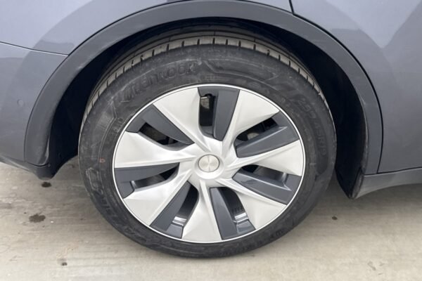 Tesla Model Y Longe Range - Image 13